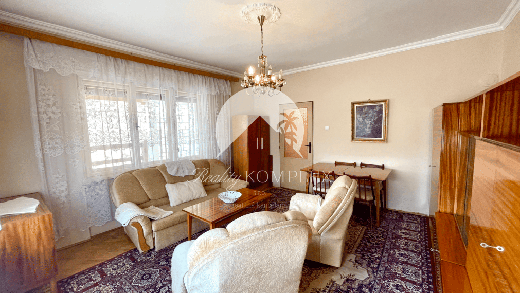 Reality KOMPLEX s.r.o. Vám ponúka priestranný rodinný dom s väčším pozemkom v obci Ňárad