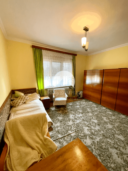 Reality KOMPLEX s.r.o. Vám ponúka priestranný rodinný dom s väčším pozemkom v obci Ňárad