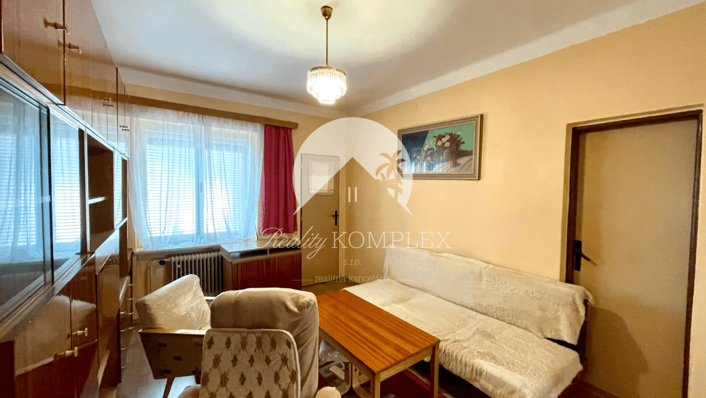 Reality KOMPLEX s.r.o. Vám ponúka priestranný rodinný dom s väčším pozemkom v obci Ňárad