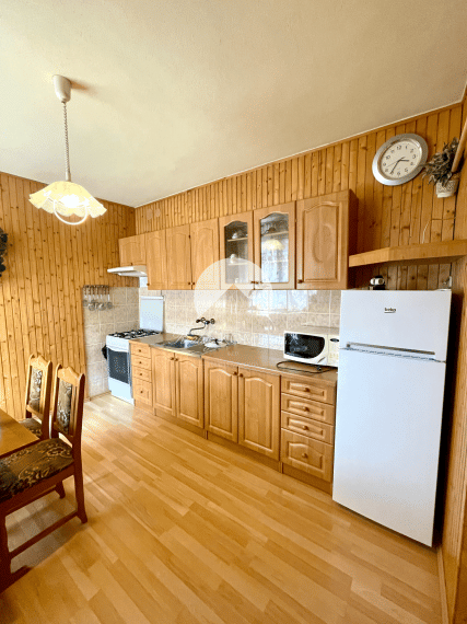 Reality KOMPLEX s.r.o. Vám ponúka priestranný rodinný dom s väčším pozemkom v obci Ňárad