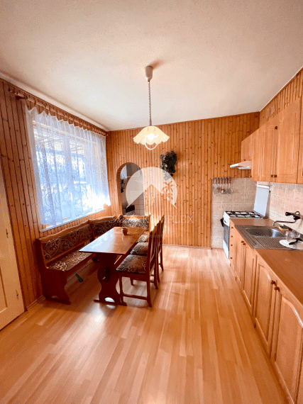 Reality KOMPLEX s.r.o. Vám ponúka priestranný rodinný dom s väčším pozemkom v obci Ňárad