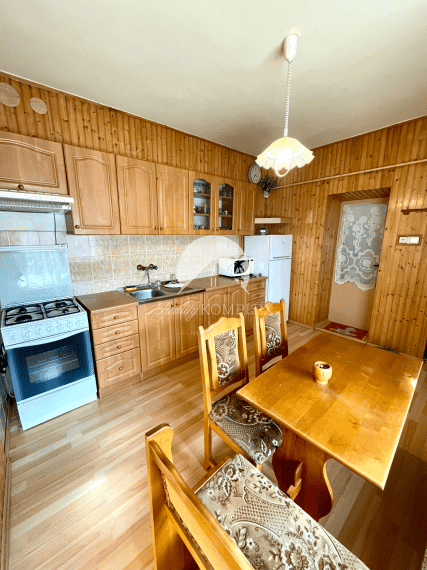 Reality KOMPLEX s.r.o. Vám ponúka priestranný rodinný dom s väčším pozemkom v obci Ňárad