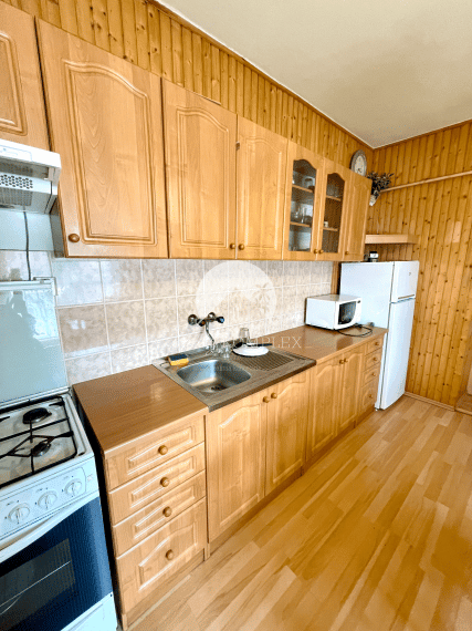 Reality KOMPLEX s.r.o. Vám ponúka priestranný rodinný dom s väčším pozemkom v obci Ňárad