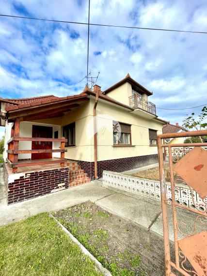 Reality KOMPLEX s.r.o. Vám ponúka priestranný rodinný dom s väčším pozemkom v obci Ňárad