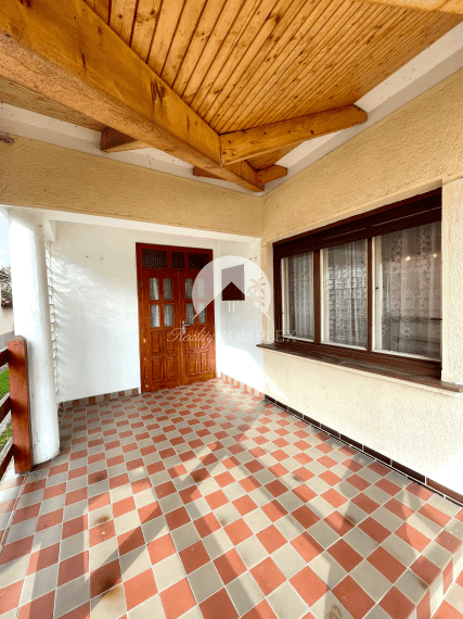 Reality KOMPLEX s.r.o. Vám ponúka priestranný rodinný dom s väčším pozemkom v obci Ňárad