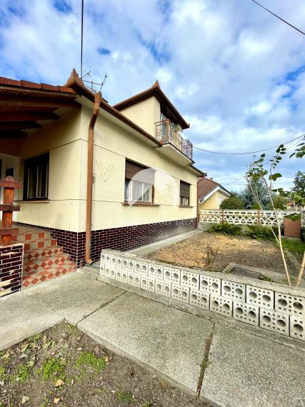 Reality KOMPLEX s.r.o. Vám ponúka priestranný rodinný dom s väčším pozemkom v obci Ňárad