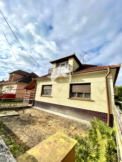 Reality KOMPLEX s.r.o. Vám ponúka priestranný rodinný dom s väčším pozemkom v obci Ňárad