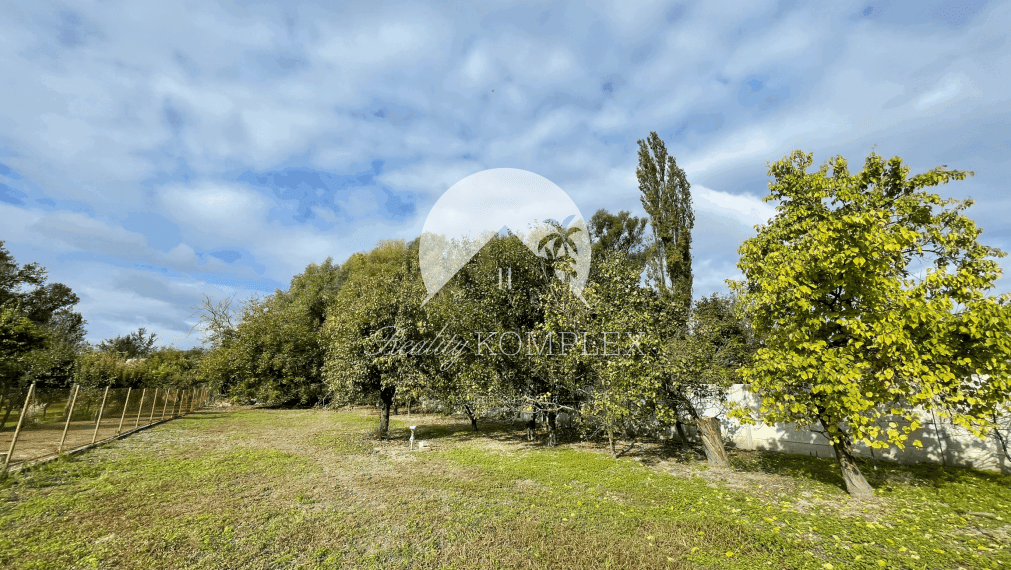 Reality KOMPLEX s.r.o. Vám ponúka priestranný rodinný dom s väčším pozemkom v obci Ňárad