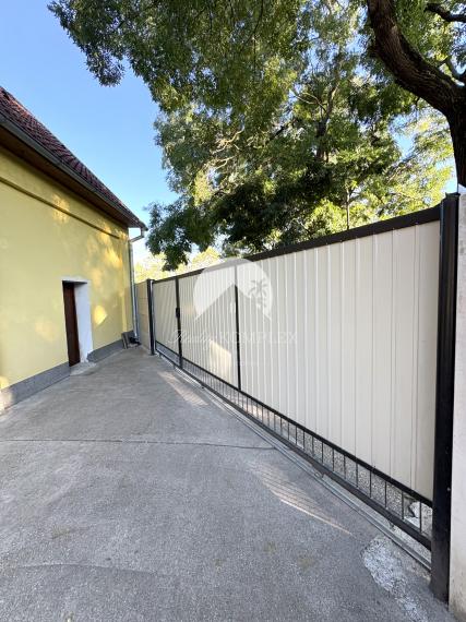 IBA U NÁS !!! Reality KOMPLEX s.r.o. vám ponúka na predaj priestranný viacúčelový priestor v Komárne na pozemku s celkovou výmerou 805 m2 za super cenu !!!