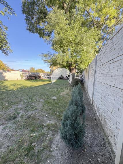 IBA U NÁS !!! Reality KOMPLEX s.r.o. vám ponúka na predaj priestranný viacúčelový priestor v Komárne na pozemku s celkovou výmerou 805 m2 za super cenu !!!