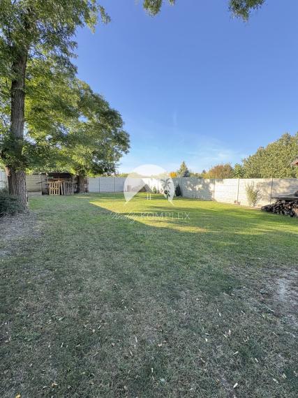 IBA U NÁS !!! Reality KOMPLEX s.r.o. vám ponúka na predaj priestranný viacúčelový priestor v Komárne na pozemku s celkovou výmerou 805 m2 za super cenu !!!