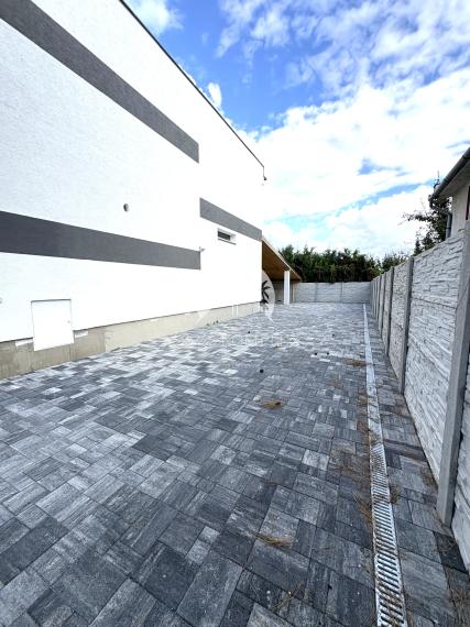 IBA U NÁS !!! Reality KOMPLEX s.r.o., ponúka na PREDAJ luxusný nadštandardný rodinný dom v tichej časti KOLÁROVA !!!