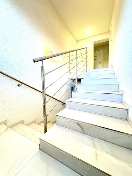 IBA U NÁS !!! Reality KOMPLEX s.r.o., ponúka na PREDAJ luxusný nadštandardný rodinný dom v tichej časti KOLÁROVA !!!