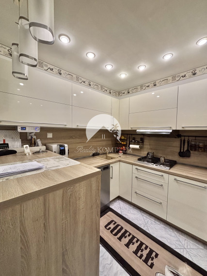 Reality KOMPLEX s.r.o., Vám ponúka na PREDAJ krásny, rekonštruovaný,  jedinečný byt v obľúbenej  lokalite Mesta Komárno!