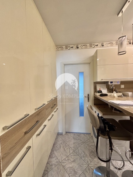 Reality KOMPLEX s.r.o., Vám ponúka na PREDAJ krásny, rekonštruovaný,  jedinečný byt v obľúbenej  lokalite Mesta Komárno!