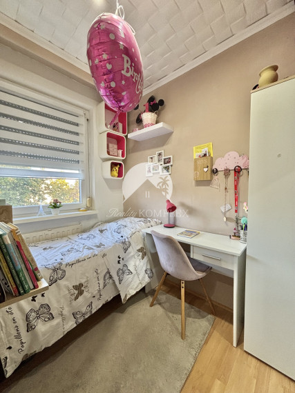 Reality KOMPLEX s.r.o., Vám ponúka na PREDAJ krásny, rekonštruovaný,  jedinečný byt v obľúbenej  lokalite Mesta Komárno!