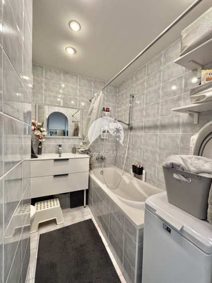 Reality KOMPLEX s.r.o., Vám ponúka na PREDAJ krásny, rekonštruovaný,  jedinečný byt v obľúbenej  lokalite Mesta Komárno!