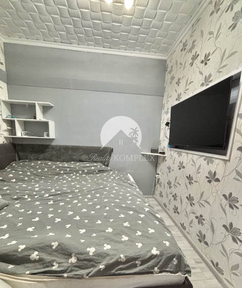 Reality KOMPLEX s.r.o., Vám ponúka na PREDAJ krásny, rekonštruovaný,  jedinečný byt v obľúbenej  lokalite Mesta Komárno!