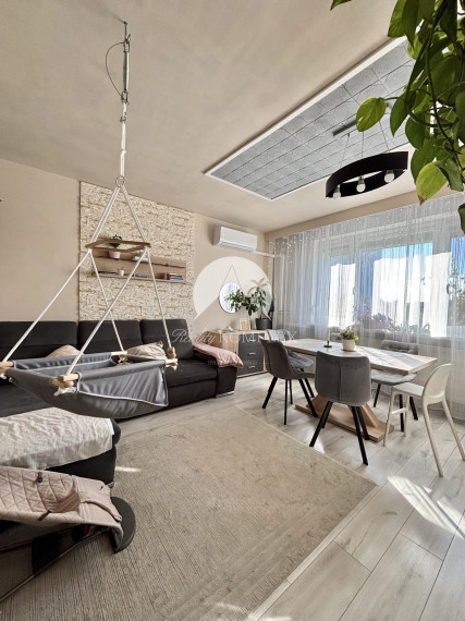 Reality KOMPLEX s.r.o., Vám ponúka na PREDAJ krásny, rekonštruovaný,  jedinečný byt v obľúbenej  lokalite Mesta Komárno!