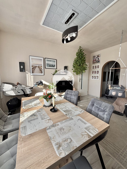 Reality KOMPLEX s.r.o., Vám ponúka na PREDAJ krásny, rekonštruovaný,  jedinečný byt v obľúbenej  lokalite Mesta Komárno!