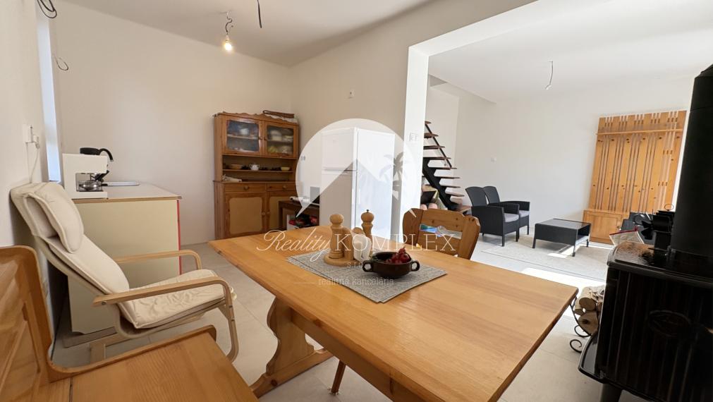 IBA U NÁS !!! Reality KOMPLEX s.r.o. Vám ponúka na PREDAJ zrekonštruovanú chatu v nádhernom, tichom prostredí 100m od Virtskom jazere !!!