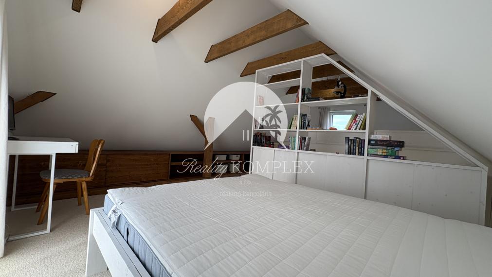 IBA U NÁS !!! Reality KOMPLEX s.r.o. Vám ponúka na PREDAJ zrekonštruovanú chatu v nádhernom, tichom prostredí 100m od Virtskom jazere !!!