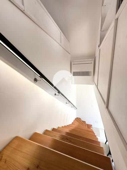 IBA U NÁS !!! Reality KOMPLEX s.r.o. Vám ponúka na PREDAJ zrekonštruovanú chatu v nádhernom, tichom prostredí 100m od Virtskom jazere !!!