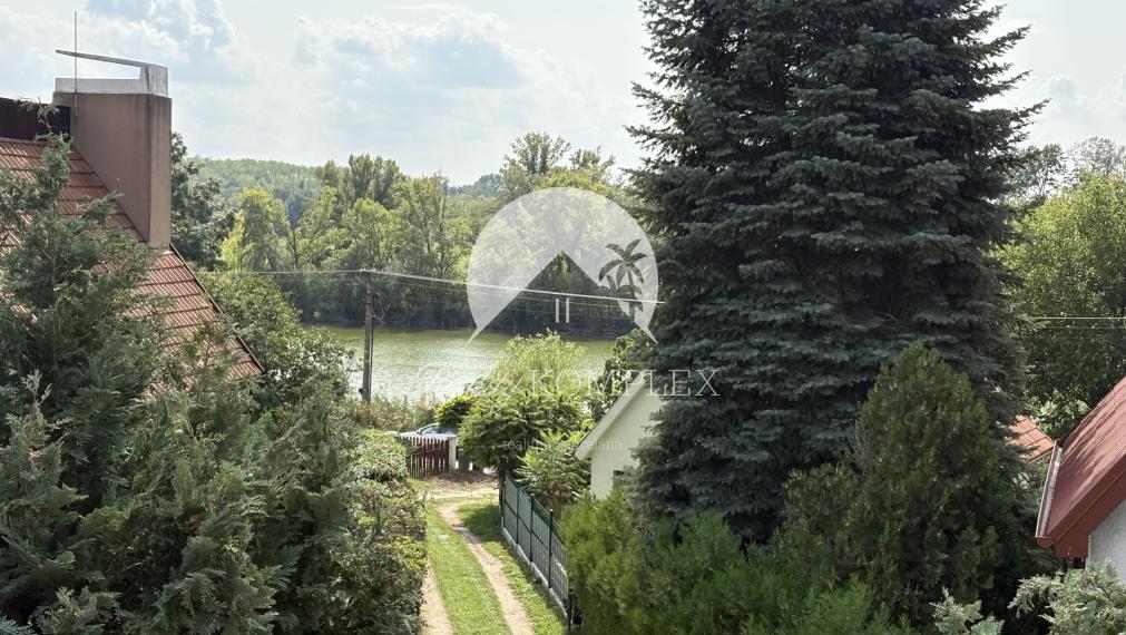 IBA U NÁS !!! Reality KOMPLEX s.r.o. Vám ponúka na PREDAJ zrekonštruovanú chatu v nádhernom, tichom prostredí 100m od Virtskom jazere !!!