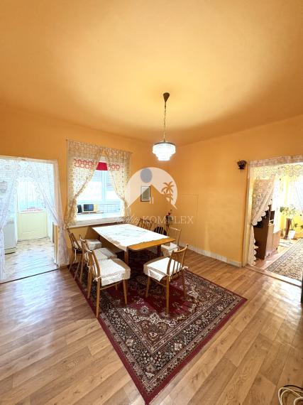 Reality KOMPLEX s.r.o.,Vám ponúka na predaj priestranný dom s garážou a vedľajšími budovami v obci Trávnik, okres Komárno za super cenu !!!