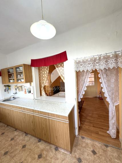 Reality KOMPLEX s.r.o.,Vám ponúka na predaj priestranný dom s garážou a vedľajšími budovami v obci Trávnik, okres Komárno za super cenu !!!