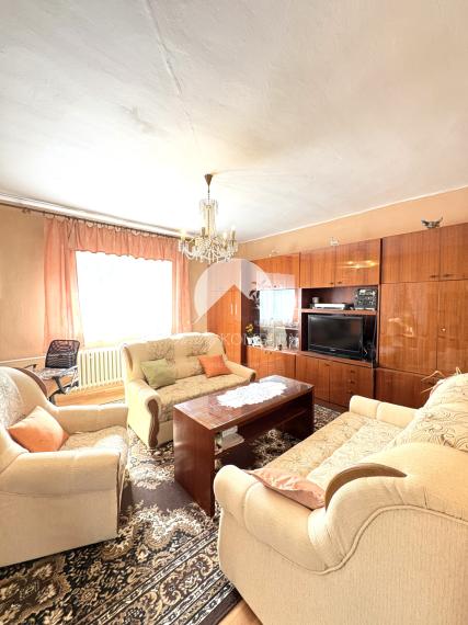 Reality KOMPLEX s.r.o.,Vám ponúka na predaj priestranný dom s garážou a vedľajšími budovami v obci Trávnik, okres Komárno za super cenu !!!