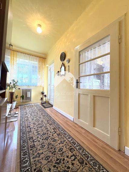 Reality KOMPLEX s.r.o.,Vám ponúka na predaj priestranný dom s garážou a vedľajšími budovami v obci Trávnik, okres Komárno za super cenu !!!