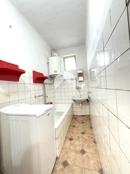 Reality KOMPLEX s.r.o.,Vám ponúka na predaj priestranný dom s garážou a vedľajšími budovami v obci Trávnik, okres Komárno za super cenu !!!