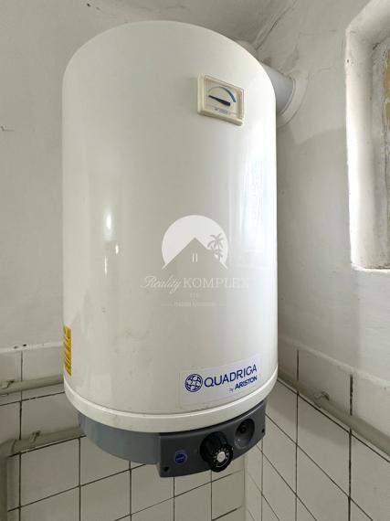 Reality KOMPLEX s.r.o.,Vám ponúka na predaj priestranný dom s garážou a vedľajšími budovami v obci Trávnik, okres Komárno za super cenu !!!