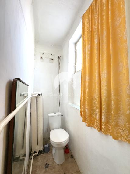 Reality KOMPLEX s.r.o.,Vám ponúka na predaj priestranný dom s garážou a vedľajšími budovami v obci Trávnik, okres Komárno za super cenu !!!