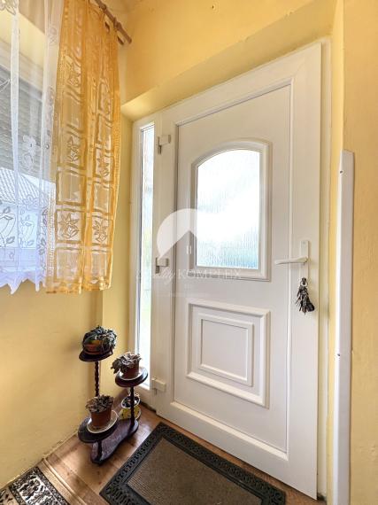 Reality KOMPLEX s.r.o.,Vám ponúka na predaj priestranný dom s garážou a vedľajšími budovami v obci Trávnik, okres Komárno za super cenu !!!