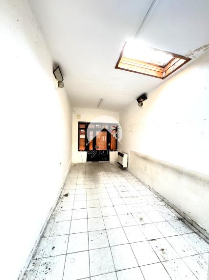 Reality KOMPLEX s.r.o.,Vám ponúka na predaj priestranný dom s garážou a vedľajšími budovami v obci Trávnik, okres Komárno za super cenu !!!