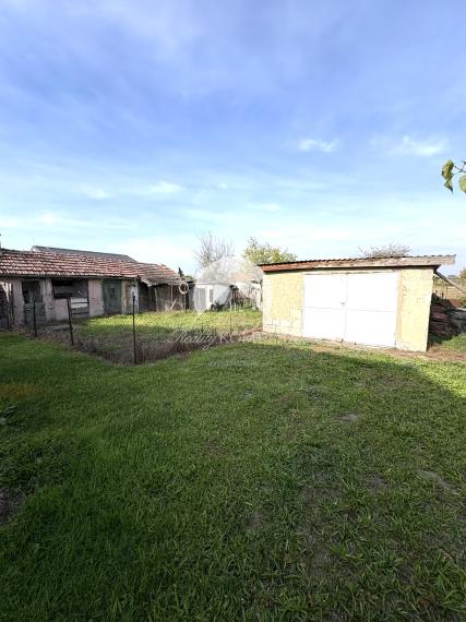 Reality KOMPLEX s.r.o.,Vám ponúka na predaj priestranný dom s garážou a vedľajšími budovami v obci Trávnik, okres Komárno za super cenu !!!