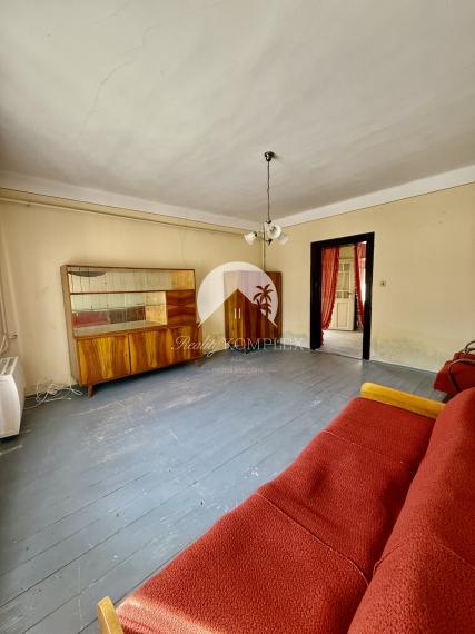 Reality KOMPLEX s.r.o. Vám ponúka na predaj rovinatý pozemok so starším rodinným domom