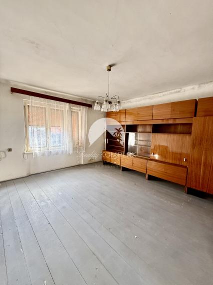 Reality KOMPLEX s.r.o. Vám ponúka na predaj rovinatý pozemok so starším rodinným domom