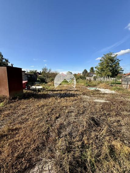 Reality KOMPLEX s.r.o. Vám ponúka na predaj rovinatý pozemok so starším rodinným domom