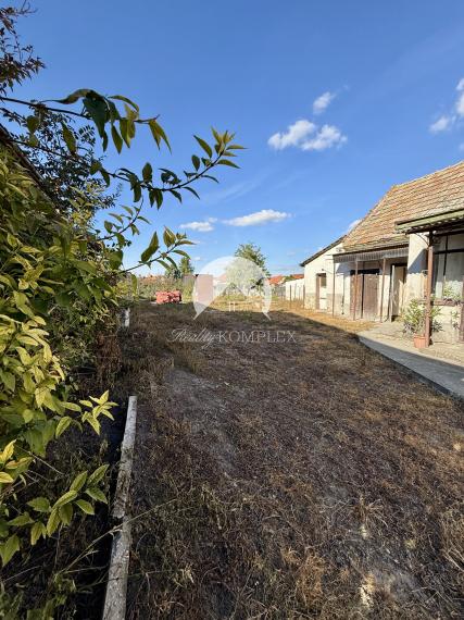 Reality KOMPLEX s.r.o. Vám ponúka na predaj rovinatý pozemok so starším rodinným domom