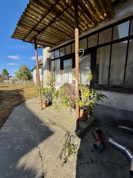 Reality KOMPLEX s.r.o. Vám ponúka na predaj rovinatý pozemok so starším rodinným domom