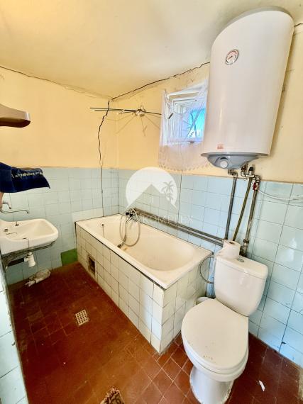 Reality KOMPLEX s.r.o. Vám ponúka na predaj rovinatý pozemok so starším rodinným domom