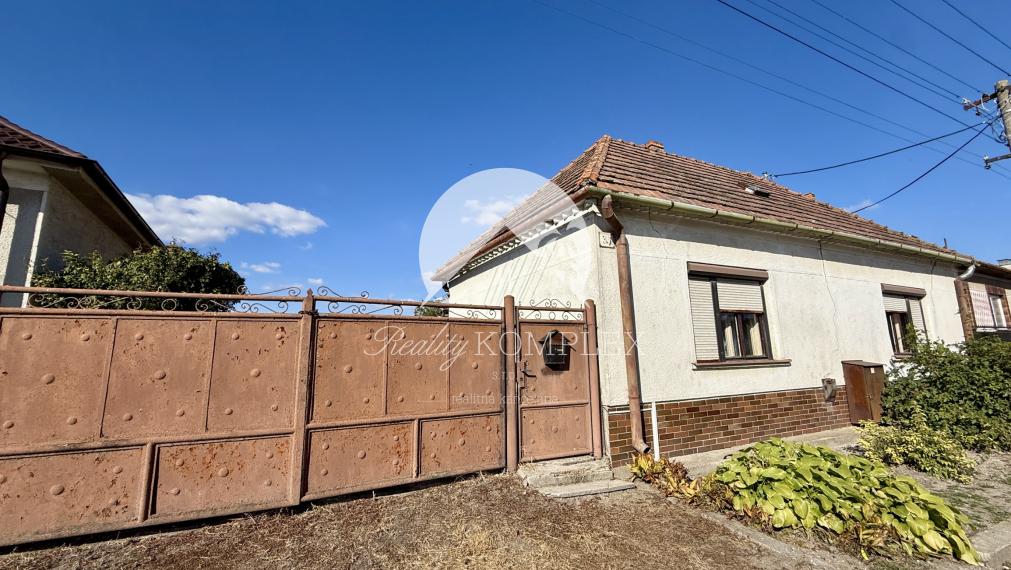 Reality KOMPLEX s.r.o. Vám ponúka na predaj rovinatý pozemok so starším rodinným domom