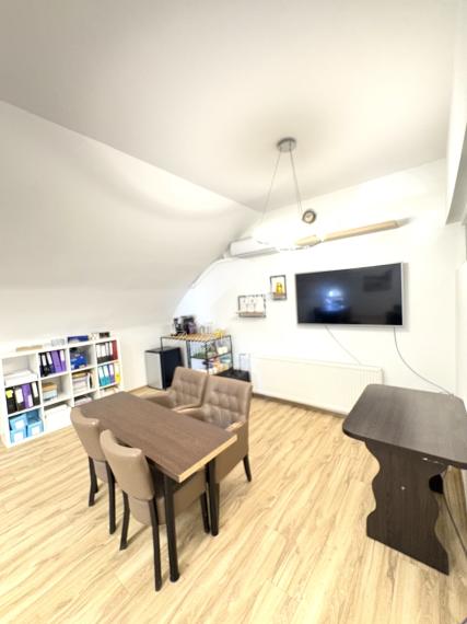 IBA U NÁS !!! Reality KOMPLEX s.r.o. Vám ponúka na predaj kompletne zrekonštruovaný priestor, vhodný pre služby alebo kanceláriu za super cenu !!!