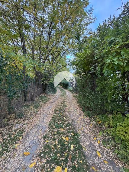 Reality KOMPLEX s.r.o Vám  EXKLUZÍVNE ponúka na predaj malý domček s pozemkom v Novej Stráži