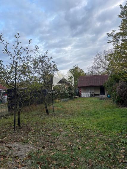 Reality KOMPLEX s.r.o Vám  EXKLUZÍVNE ponúka na predaj malý domček s pozemkom v Novej Stráži