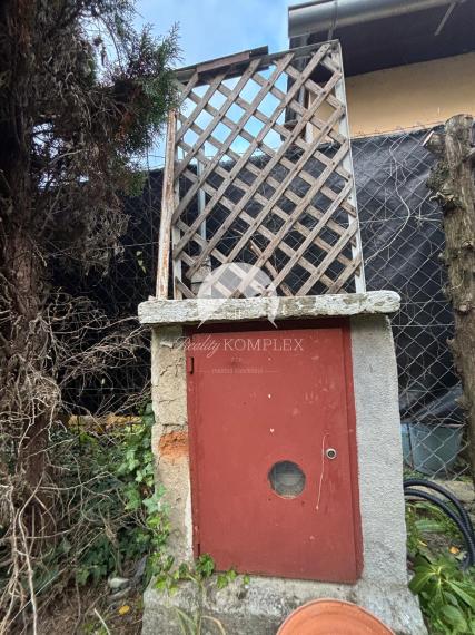 Reality KOMPLEX s.r.o Vám  EXKLUZÍVNE ponúka na predaj malý domček s pozemkom v Novej Stráži