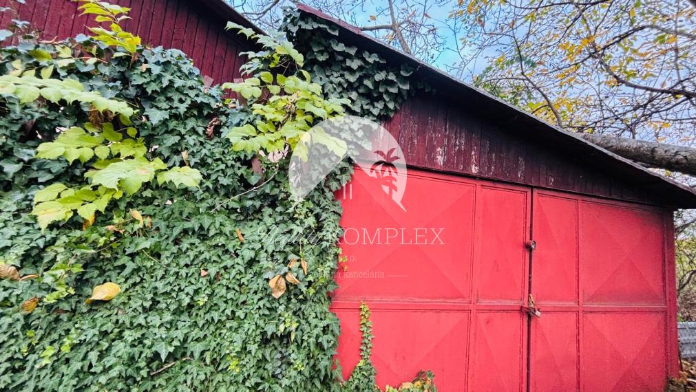 Reality KOMPLEX s.r.o Vám  EXKLUZÍVNE ponúka na predaj malý domček s pozemkom v Novej Stráži